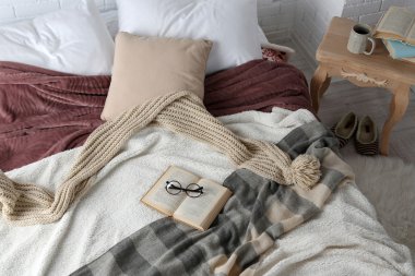 Kitap ve yatak yakın çekim gözlük