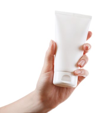 El ile üzerine beyaz izole kozmetik şişe