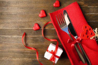 Sevgililer Günü için sofra kurulumu