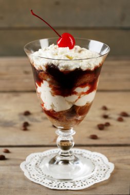 Cam, ahşap arka plan üzerinde leziz tiramisu tatlısı