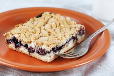 Reçel ve masa örtüsü arka plan üzerinde süt ile ev yapımı rendelenmiş pasta