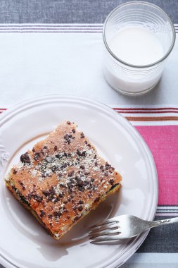 Reçel ve çizgili masa örtüsü arka plan üzerinde süt ile ev yapımı pasta