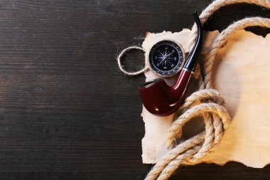 Deniz natürmort boru, Pusula, ip ve Kağıt ahşap arka plan üzerinde