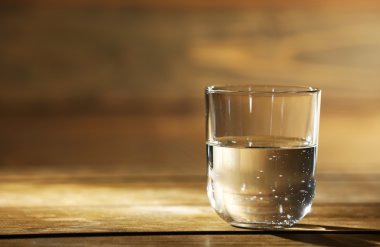Rustik ahşap zemin üzerine temiz mineral su