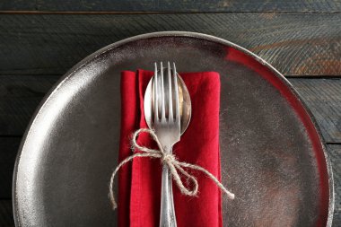 Kırmızı peçete ipe ve metal tepsi ahşap arka plan üzerinde ile bağlı gümüş