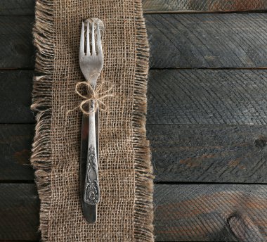 Çuval bezi kumaş ve ahşap plakalar arka plan üzerinde iple bağlı gümüş