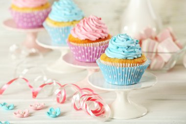 açık renkli tablo üzerinde lezzetli kek