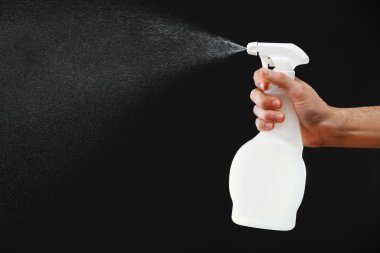 Erkek el spreyi siyah arka plan üzerine