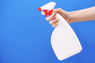 Erkek el spreyi renkli arka plan üzerinde