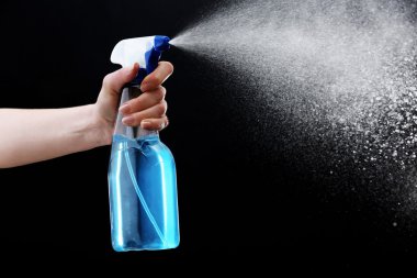 Erkek el siyah arka plan üzerine su püskürtme