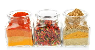 Baharat beyaz izole cam şişelerde çeşitleri