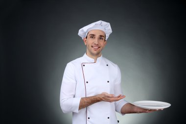 Şef plaka koyu arka plan üzerinde el ile