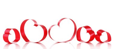 Kırmızı kurdele beyaz izole kalp şeklinde