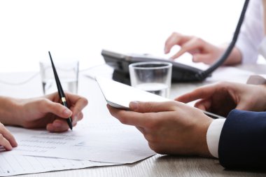 Beyaz arka plan bulanık worktable de Toplantı