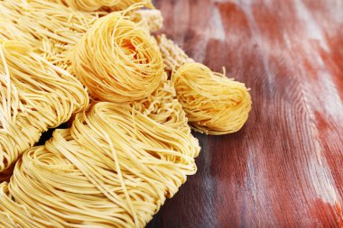 Ahşap arka plan üzerinde farklı kuru anlık erişte