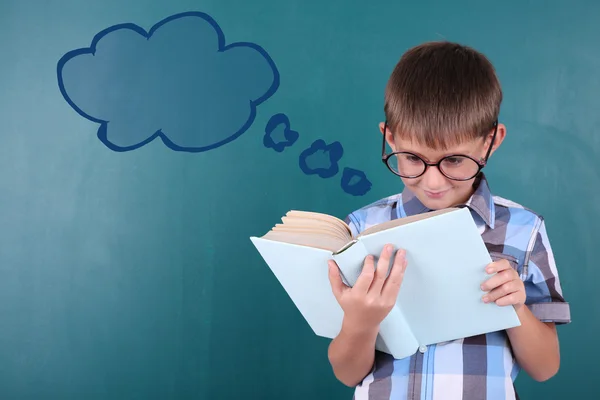 Школьник за доской в классе и текстовое облако с пространством для текста — стоковое фото