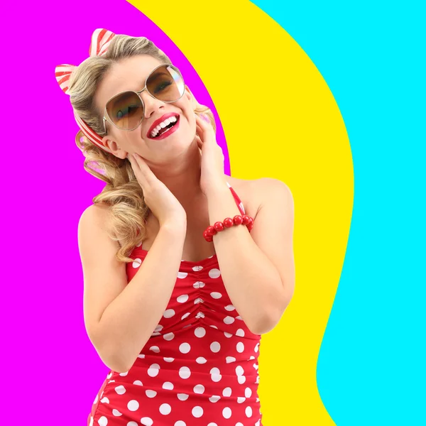 Hermosa chica con bonita sonrisa en estilo pinup sobre fondo colorido —  Fotos de Stock