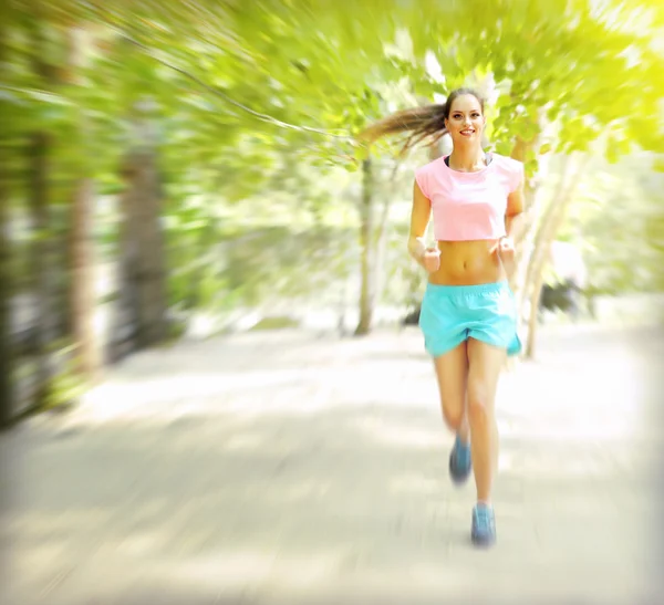 Giovane donna che corre al parco — Foto Stock