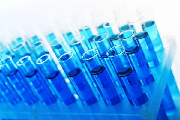 Tubos de ensaio com fluido azul, close-up — Fotografia de Stock