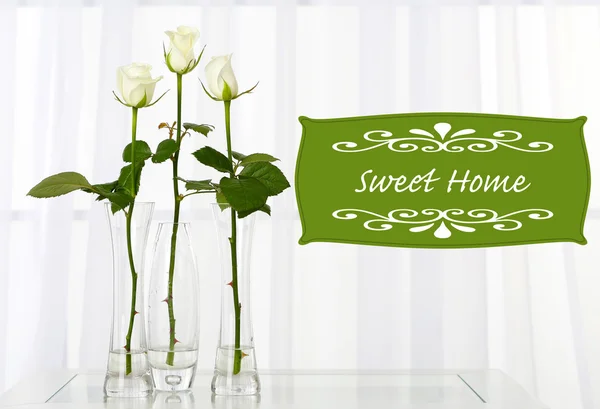 Vackra vita rosor i vaser på fönsterbakgrund och utrymme för din text — Stockfoto