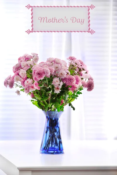 Mooi boeket van bloemen in vaas op venster achtergrond, Mother's Day concept — Stockfoto