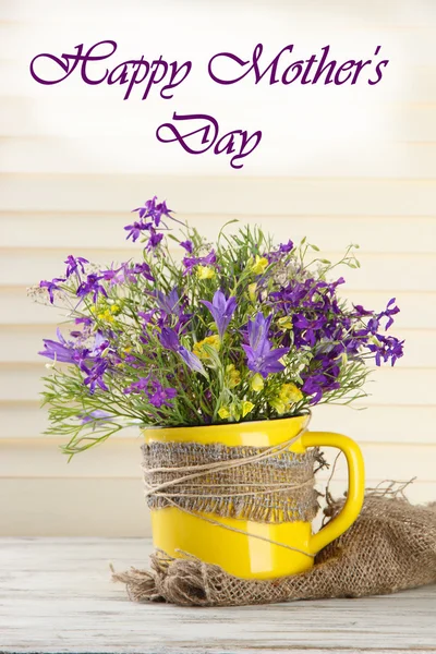 Schöner Strauß Wildblumen in Tasse auf Holztisch — Stockfoto