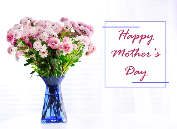 Piękny bukiet kwiatów w wazonie na tle okna, koncepcja dzień matki — Zdjęcie stockowe