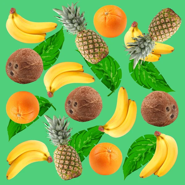 Fondo tropical con naranjas, cocos, piñas, plátanos y hojas de palma verde — Foto de Stock