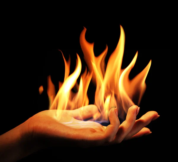 Hand mit Feuer isoliert auf schwarz — Stockfoto