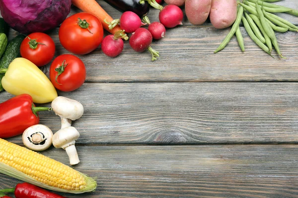 Summer frame with fresh organic vegetables on wooden background — Stock Photo, Image