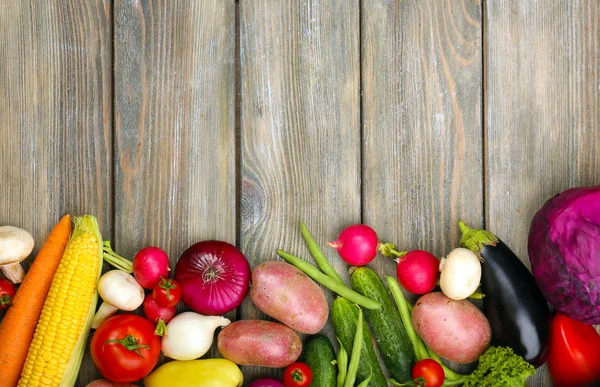 木製の背景に新鮮な有機野菜を使った夏フレーム — ストック写真