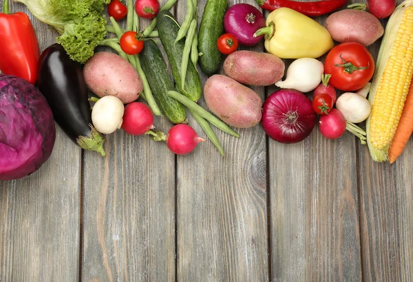 木製の背景に新鮮な有機野菜を使った夏フレーム — ストック写真