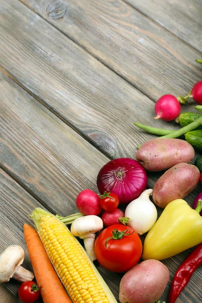 Summer frame with fresh organic vegetables on wooden background — Stock Photo, Image