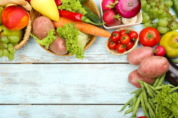 Marco de verano con verduras y frutas orgánicas frescas sobre fondo de madera — Foto de Stock