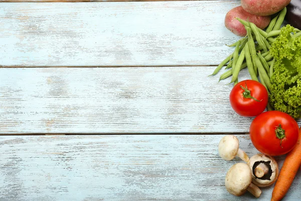 Sommerrahmen mit frischem Bio-Gemüse und Obst auf Holzgrund — Stockfoto