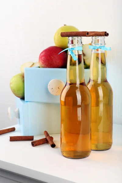 静物可口的苹果汁和新鲜的苹果 — 图库照片