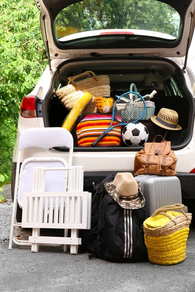 Maletas y bolsas en el maletero — Foto de Stock