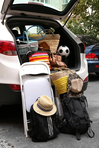 Maletas y bolsas en el maletero — Foto de Stock