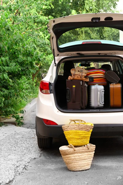 Malas e bolsas no porta-malas do carro pronto para partir para férias — Fotografia de Stock