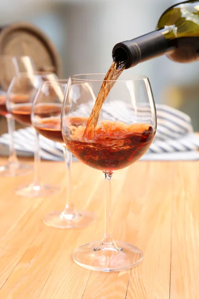 Czerwone wino wlewające się do kieliszka do wina, zbliżenie — Zdjęcie stockowe