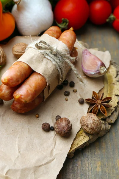 Composition de saucisses fines, moutarde dans un bol et épices sur fond de bois — Photo