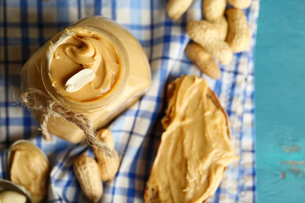 Прекрасне натюрморт зі свіжим арахісовим маслом на дерев'яному фоні — стокове фото