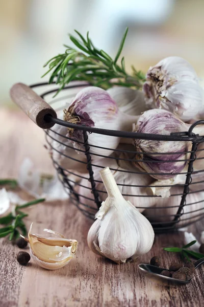 Rå vitlök och kryddor på träbord — Stockfoto