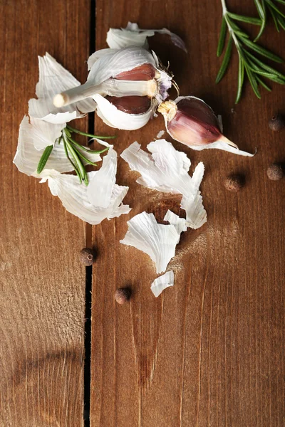 Roher Knoblauch und Gewürze auf Holztisch — Stockfoto