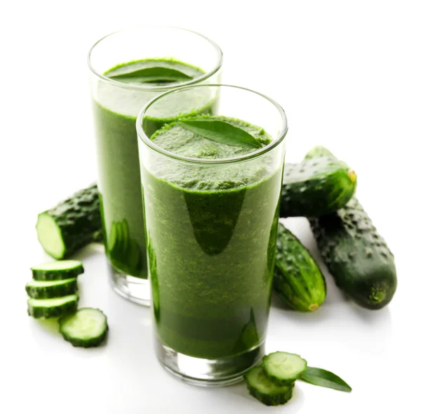 绿色新鲜健康果汁与黄瓜上白色孤立 — 图库照片