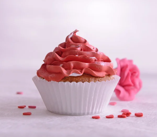 Delicious cupcake on table close-up — Stock Photo, Image