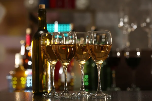 Copos de vinho no balcão e bar no fundo — Fotografia de Stock