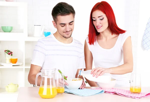 Casal feliz tem café da manhã na cozinha — Fotografia de Stock