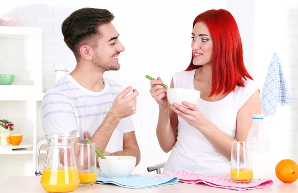 Casal feliz tem café da manhã na cozinha — Fotografia de Stock