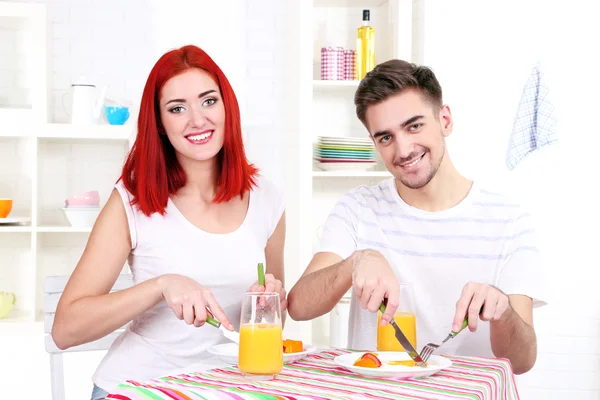 Happy couple has breakfast in kitchen — Stock Photo, Image